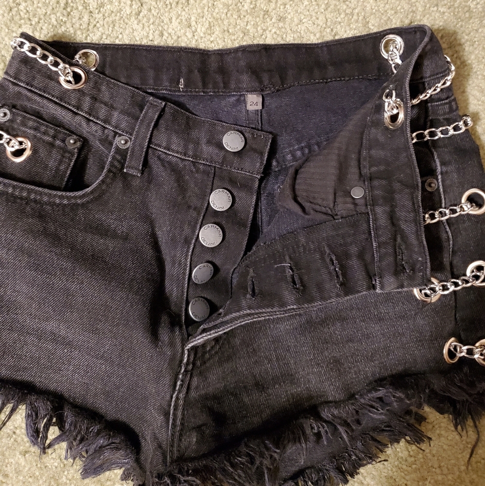 These shorts are too big, giving it away